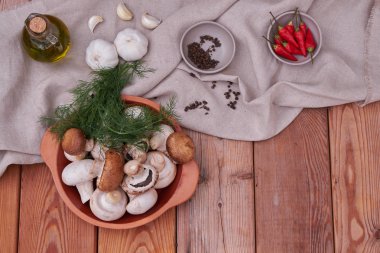 Champignon mantar, taze yeşillik, sarımsak ve biber bir seramik tabak içinde. ülke stil