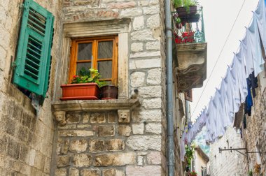 bir ip eski şehir Kotor taş duvarlar arasında yıkanmış Çamaşırhane asmak