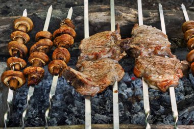 Kömür içinde pişmiş et ve mantar