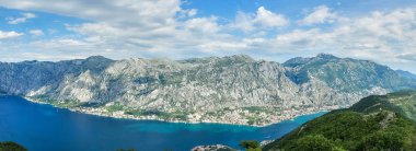 Kotor Körfezi ve dağlar manzarayı