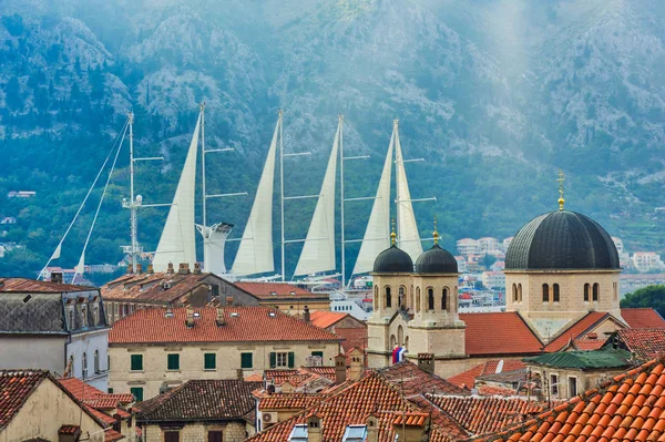 çatılar şehrin eski Kotor karşı yelken ve dağlar