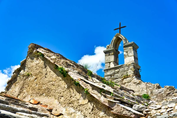 Eski bir taş kilise taş çatısı. Karadağ