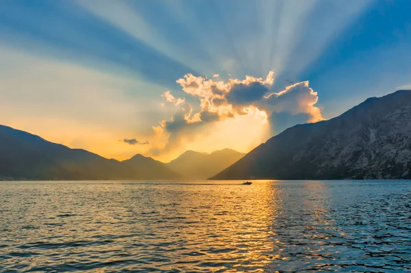 Kotor Koyu'ndaki günbatımı
