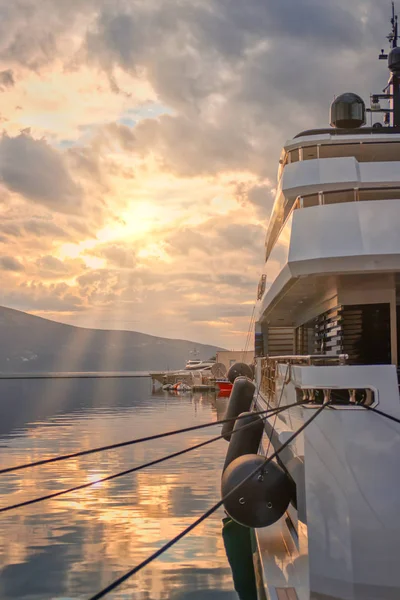 Luxejacht Bij Zonsondergang Yachting Cruises — Stockfoto