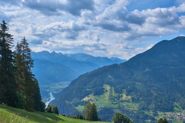 Avusturya Alplerinde. Vadi manzarası. Tyrol