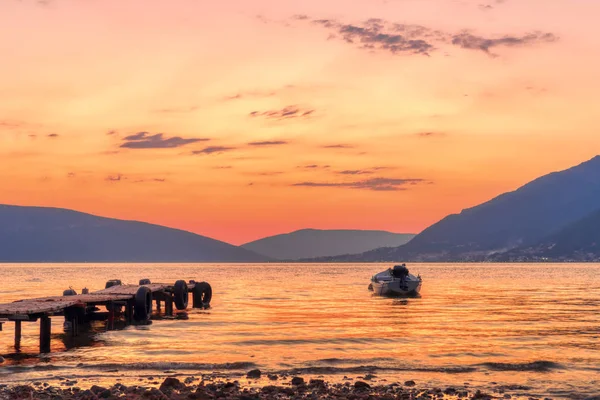balıkçı teknesi ile güzel gün batımı
