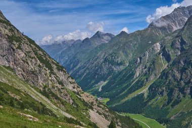Avusturya Alplerinde. Vadi manzarası. Tyrol