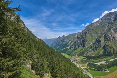 Avusturya Alplerinde. Vadi manzarası. Tyrol