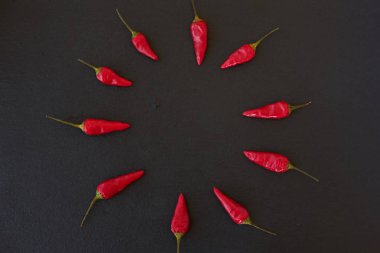 Siyah arkaplanda kırmızı kırmızı kırmızı biber