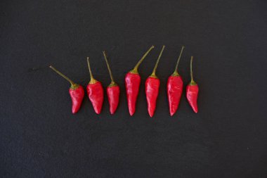 Siyah arkaplanda kırmızı kırmızı kırmızı biber