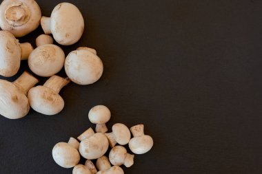 Siyah bir zemin üzerine champignon mantar