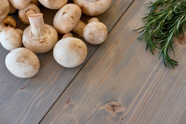 Ahşap arka plan üzerinde champignon mantar