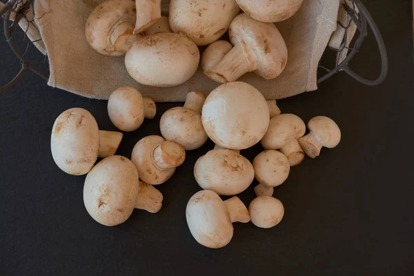 Champignon Pilze Einem Korb Auf Schwarzem Hintergrund — Stockfoto