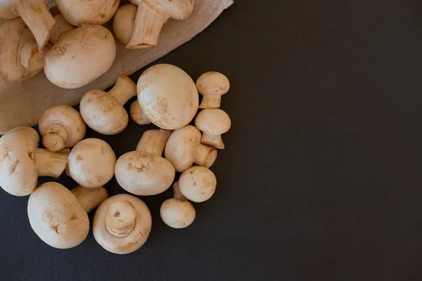 Champignon Pilze Einem Korb Auf Schwarzem Hintergrund — Stockfoto