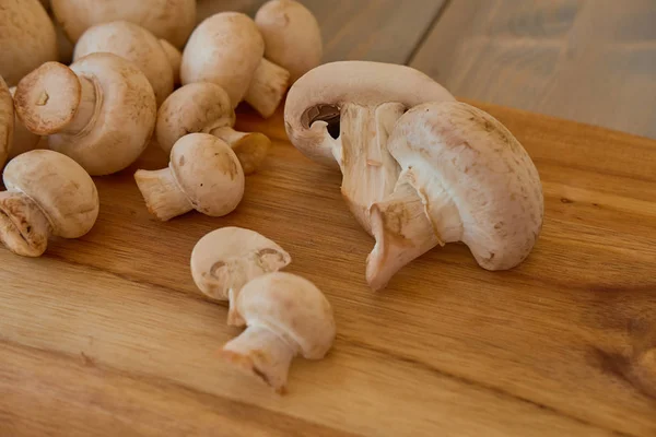 Cogumelos Champignon Uma Tábua Corte — Fotografia de Stock