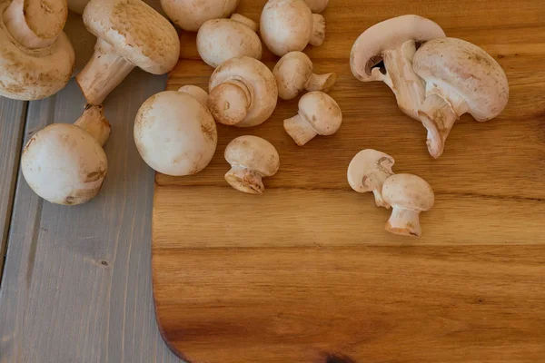 Bir kesme tahtası üzerinde champignon mantar