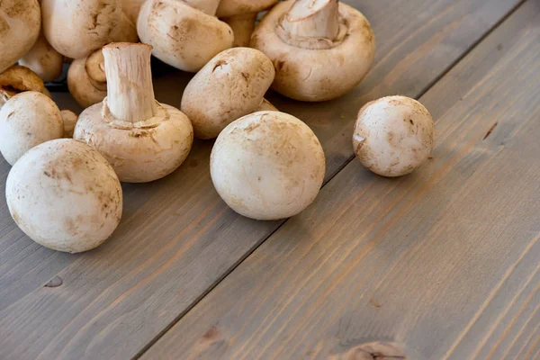 Champignon Pilze Auf Holz Hintergrund — Stockfoto