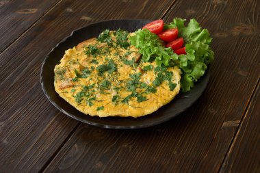 siyah plaka, ahşap masa croutons omlet
