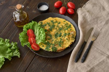 siyah plaka, ahşap masa croutons omlet