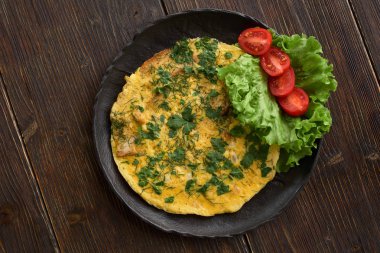 siyah plaka, ahşap masa croutons omlet