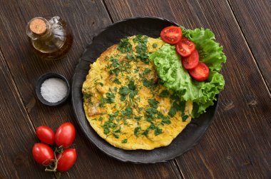 siyah plaka, ahşap masa croutons omlet