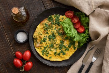 siyah plaka, ahşap masa croutons omlet