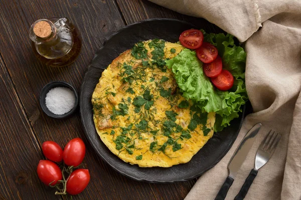 siyah plaka, ahşap masa croutons omlet