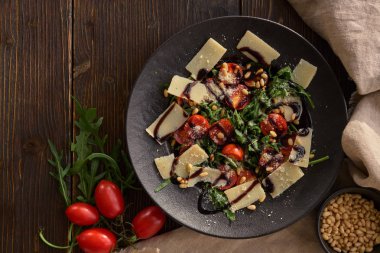 Çam fıstığı ile roket salata