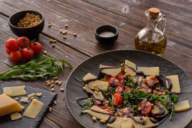 Çam fıstığı ile roket salata