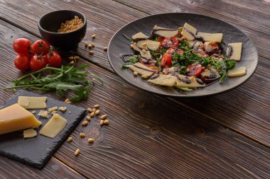 Çam fıstığı ile roket salata