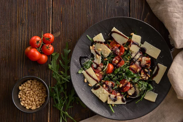 Çam fıstığı ile roket salata