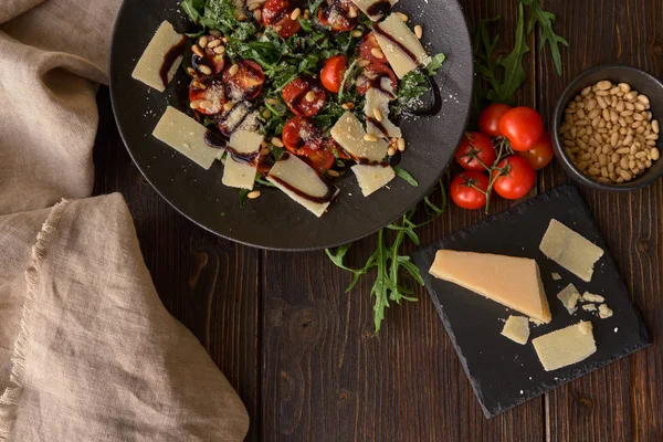 Çam fıstığı ile roket salata