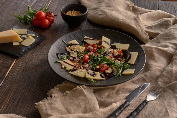Çam fıstığı ile roket salata