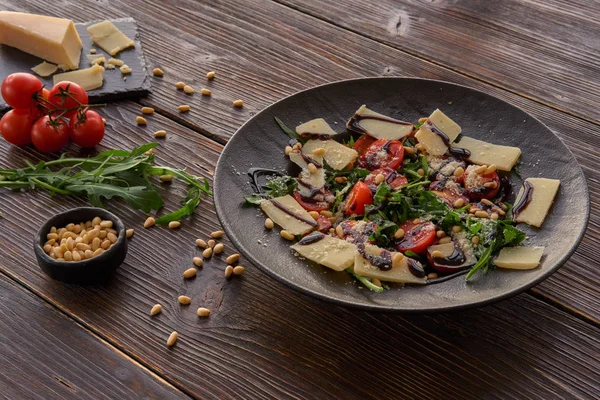 Çam fıstığı ile roket salata