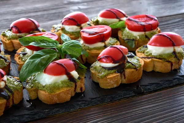 Caprese tost siyah bir plaka üzerinde
