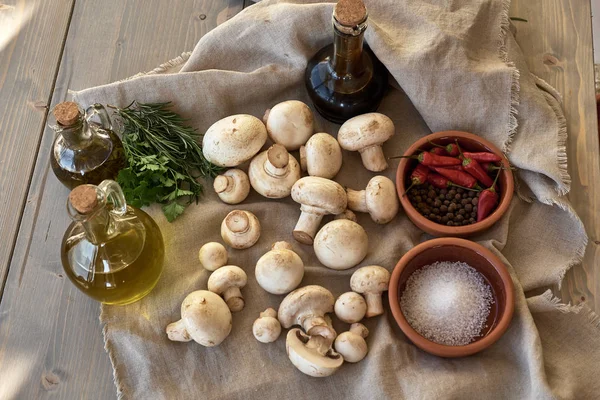 Bir gri kumaş üzerine champignon mantar
