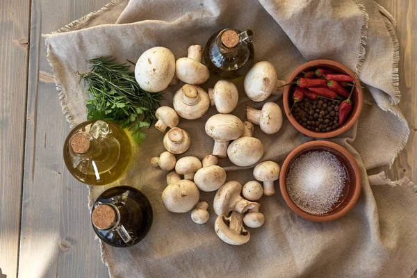 Bir gri kumaş üzerine champignon mantar