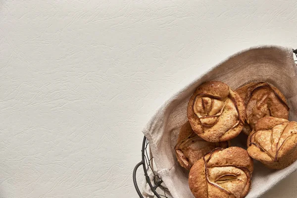 Muffins beyaz zemin üzerinde bir sepet içinde. Hygge tarzı