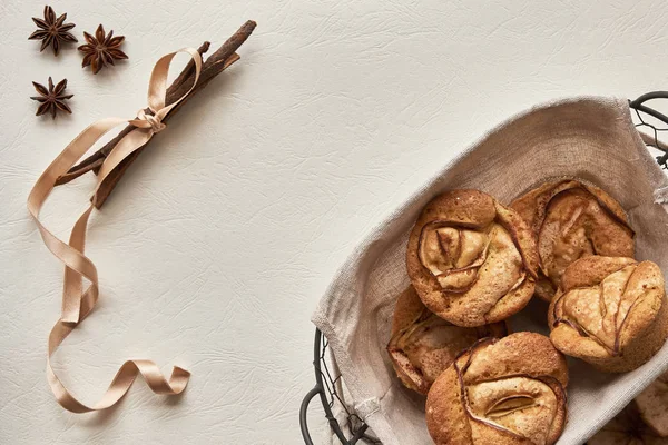 Muffins beyaz zemin üzerinde bir sepet içinde. Hygge tarzı