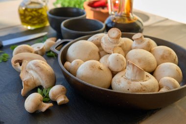 Bir dökme demir tavada champignon mantar
