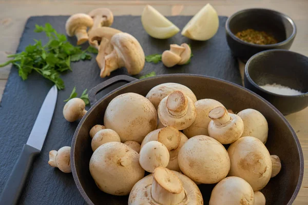 Bir dökme demir tavada champignon mantar