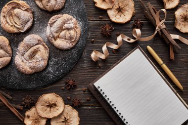 Defter, muffins siyah plaka üzerinde