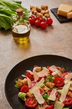 Sezar salatası malzemeler siyah bir tabakta