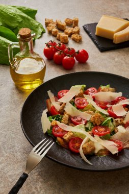 Sezar salatası malzemeler siyah bir tabakta