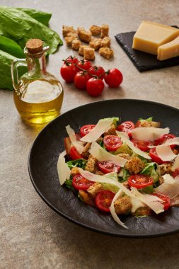 Sezar salatası malzemeler siyah bir tabakta