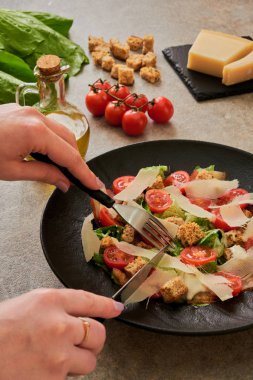 Sezar salatası siyah plaka, malzemeler, el