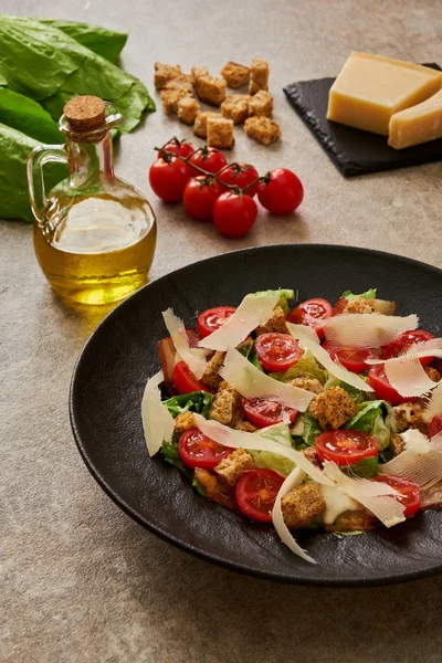 Sezar salatası malzemeler siyah bir tabakta