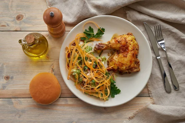 pişmiş tavuk budu vitamini salata ile