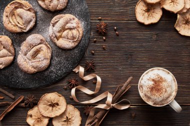 Defter, muffins siyah plaka, kapuçino Kupası