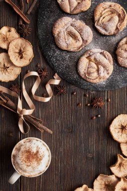 Defter, muffins siyah plaka, kapuçino Kupası